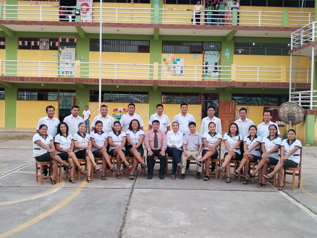 Comunidad educativa del IESPP FAJAM en Puerto Bermúdez